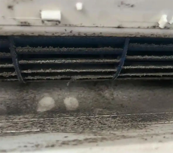 新巴尔虎右空调吹的风有股烧焦味是怎么回事